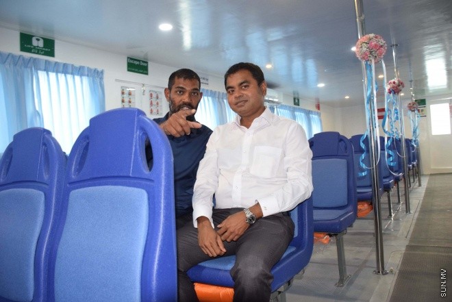 މާޗް، 4، 2016: އެމްޓީސީސީގެ "ޕްރިމިއަމް ލިންކް" ގެ ނަމުގައި މާލެއާ ހުޅުމާލެއާ ދެމެދު އޭސީ ފެރީގެ ހިދުމަތާއި އެ ފެރީގެ ފަސިންޖަރުންނަށް ހާއްސަކުރެވިފައިވާ ލައުންޖު ހުޅުވުމަށް ބޭއްވި ރަސްމިއްޔާތުގެ ތެރެއިން -- ސަން ފޮޓޯ/ ފަޔާޒު މޫސާ