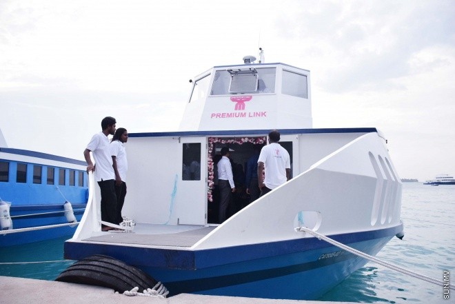 މާޗް، 4، 2016: އެމްޓީސީސީގެ "ޕްރިމިއަމް ލިންކް" ގެ ނަމުގައި މާލެއާ ހުޅުމާލެއާ ދެމެދު އޭސީ ފެރީގެ ހިދުމަތާއި އެ ފެރީގެ ފަސިންޖަރުންނަށް ހާއްސަކުރެވިފައިވާ ލައުންޖު ހުޅުވުމަށް ބޭއްވި ރަސްމިއްޔާތުގެ ތެރެއިން -- ސަން ފޮޓޯ/ ފަޔާޒު މޫސާ