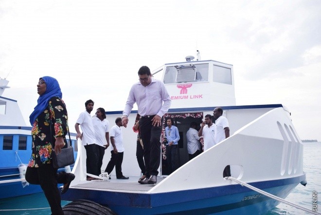 މާޗް، 4، 2016: އެމްޓީސީސީގެ "ޕްރިމިއަމް ލިންކް" ގެ ނަމުގައި މާލެއާ ހުޅުމާލެއާ ދެމެދު އޭސީ ފެރީގެ ހިދުމަތާއި އެ ފެރީގެ ފަސިންޖަރުންނަށް ހާއްސަކުރެވިފައިވާ ލައުންޖު ހުޅުވުމަށް ބޭއްވި ރަސްމިއްޔާތުގެ ތެރެއިން -- ސަން ފޮޓޯ/ ފަޔާޒު މޫސާ