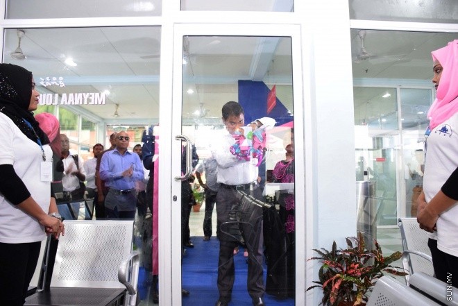 މާޗް، 4، 2016: އެމްޓީސީސީގެ "ޕްރިމިއަމް ލިންކް" ގެ ނަމުގައި މާލެއާ ހުޅުމާލެއާ ދެމެދު އޭސީ ފެރީގެ ހިދުމަތާއި އެ ފެރީގެ ފަސިންޖަރުންނަށް ހާއްސަކުރެވިފައިވާ ލައުންޖު ހުޅުވުމަށް ބޭއްވި ރަސްމިއްޔާތުގެ ތެރެއިން -- ސަން ފޮޓޯ/ ފަޔާޒު މޫސާ