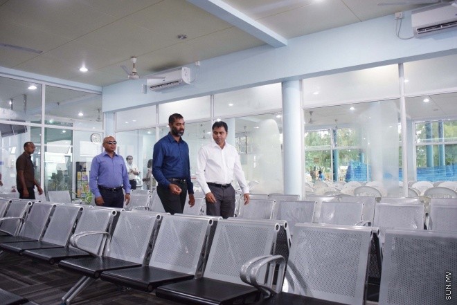 މާޗް، 4، 2016: އެމްޓީސީސީގެ "ޕްރިމިއަމް ލިންކް" ގެ ނަމުގައި މާލެއާ ހުޅުމާލެއާ ދެމެދު އޭސީ ފެރީގެ ހިދުމަތާއި އެ ފެރީގެ ފަސިންޖަރުންނަށް ހާއްސަކުރެވިފައިވާ ލައުންޖު ހުޅުވުމަށް ބޭއްވި ރަސްމިއްޔާތުގެ ތެރެއިން -- ސަން ފޮޓޯ/ ފަޔާޒު މޫސާ