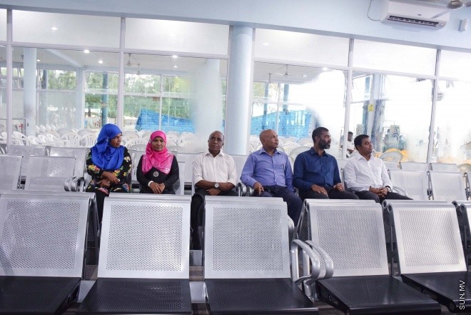 މާޗް، 4، 2016: އެމްޓީސީސީގެ "ޕްރިމިއަމް ލިންކް" ގެ ނަމުގައި މާލެއާ ހުޅުމާލެއާ ދެމެދު އޭސީ ފެރީގެ ހިދުމަތާއި އެ ފެރީގެ ފަސިންޖަރުންނަށް ހާއްސަކުރެވިފައިވާ ލައުންޖު ހުޅުވުމަށް ބޭއްވި ރަސްމިއްޔާތުގެ ތެރެއިން -- ސަން ފޮޓޯ/ ފަޔާޒު މޫސާ