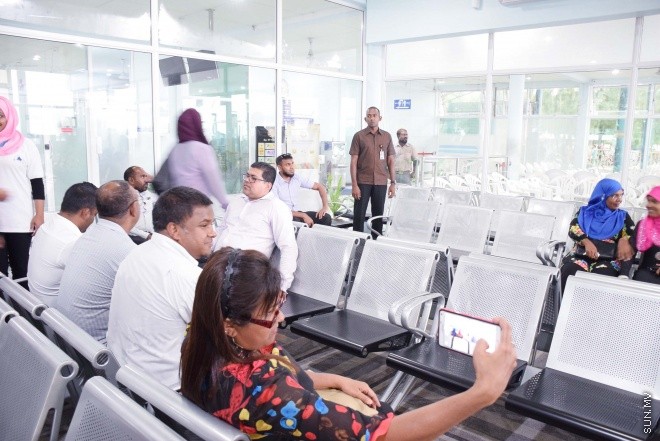 މާޗް، 4، 2016: އެމްޓީސީސީގެ "ޕްރިމިއަމް ލިންކް" ގެ ނަމުގައި މާލެއާ ހުޅުމާލެއާ ދެމެދު އޭސީ ފެރީގެ ހިދުމަތާއި އެ ފެރީގެ ފަސިންޖަރުންނަށް ހާއްސަކުރެވިފައިވާ ލައުންޖު ހުޅުވުމަށް ބޭއްވި ރަސްމިއްޔާތުގެ ތެރެއިން -- ސަން ފޮޓޯ/ ފަޔާޒު މޫސާ