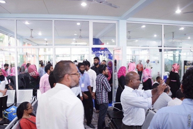 މާޗް، 4، 2016: އެމްޓީސީސީގެ "ޕްރިމިއަމް ލިންކް" ގެ ނަމުގައި މާލެއާ ހުޅުމާލެއާ ދެމެދު އޭސީ ފެރީގެ ހިދުމަތާއި އެ ފެރީގެ ފަސިންޖަރުންނަށް ހާއްސަކުރެވިފައިވާ ލައުންޖު ހުޅުވުމަށް ބޭއްވި ރަސްމިއްޔާތުގެ ތެރެއިން -- ސަން ފޮޓޯ/ ފަޔާޒު މޫސާ