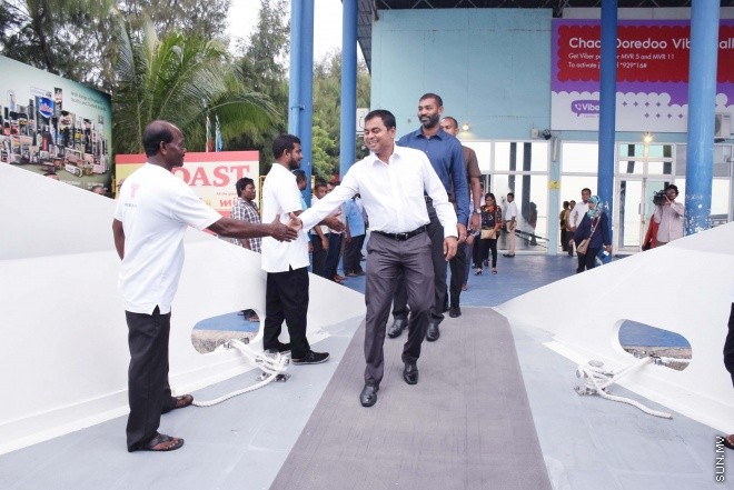 މާޗް، 4، 2016: އެމްޓީސީސީގެ "ޕްރިމިއަމް ލިންކް" ގެ ނަމުގައި މާލެއާ ހުޅުމާލެއާ ދެމެދު އޭސީ ފެރީގެ ހިދުމަތާއި އެ ފެރީގެ ފަސިންޖަރުންނަށް ހާއްސަކުރެވިފައިވާ ލައުންޖު ހުޅުވުމަށް ބޭއްވި ރަސްމިއްޔާތުގެ ތެރެއިން -- ސަން ފޮޓޯ/ ފަޔާޒު މޫސާ