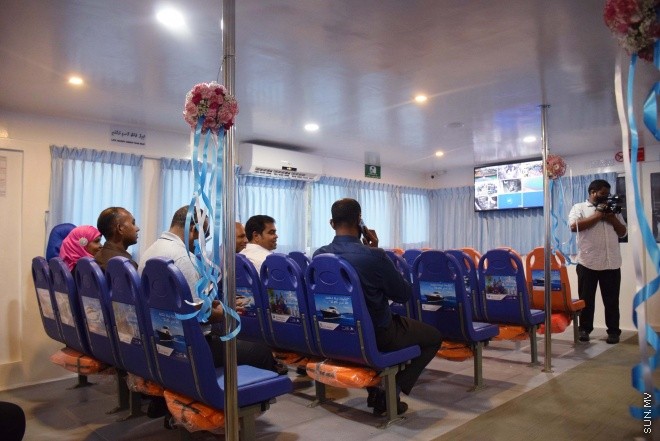 މާޗް، 4، 2016: އެމްޓީސީސީގެ "ޕްރިމިއަމް ލިންކް" ގެ ނަމުގައި މާލެއާ ހުޅުމާލެއާ ދެމެދު އޭސީ ފެރީގެ ހިދުމަތާއި އެ ފެރީގެ ފަސިންޖަރުންނަށް ހާއްސަކުރެވިފައިވާ ލައުންޖު ހުޅުވުމަށް ބޭއްވި ރަސްމިއްޔާތުގެ ތެރެއިން -- ސަން ފޮޓޯ/ ފަޔާޒު މޫސާ