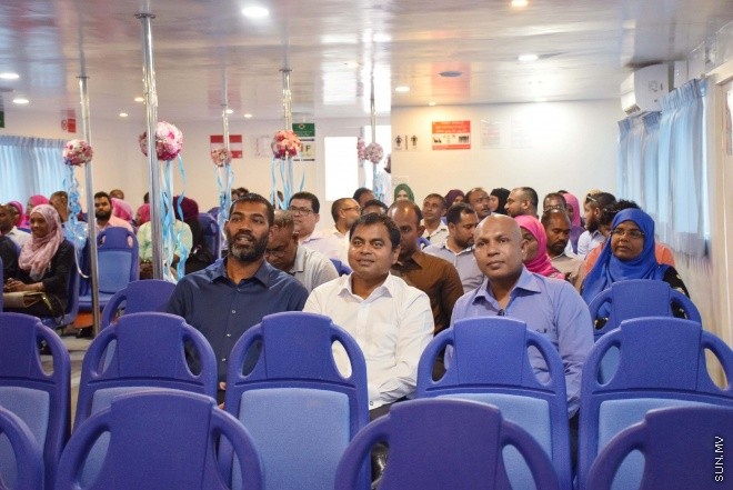 މާޗް، 4، 2016: އެމްޓީސީސީގެ "ޕްރިމިއަމް ލިންކް" ގެ ނަމުގައި މާލެއާ ހުޅުމާލެއާ ދެމެދު އޭސީ ފެރީގެ ހިދުމަތާއި އެ ފެރީގެ ފަސިންޖަރުންނަށް ހާއްސަކުރެވިފައިވާ ލައުންޖު ހުޅުވުމަށް ބޭއްވި ރަސްމިއްޔާތުގެ ތެރެއިން -- ސަން ފޮޓޯ/ ފަޔާޒު މޫސާ