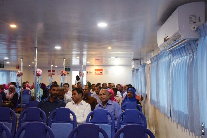 މާޗް، 4، 2016: އެމްޓީސީސީގެ "ޕްރިމިއަމް ލިންކް" ގެ ނަމުގައި މާލެއާ ހުޅުމާލެއާ ދެމެދު އޭސީ ފެރީގެ ހިދުމަތާއި އެ ފެރީގެ ފަސިންޖަރުންނަށް ހާއްސަކުރެވިފައިވާ ލައުންޖު ހުޅުވުމަށް ބޭއްވި ރަސްމިއްޔާތުގެ ތެރެއިން -- ސަން ފޮޓޯ/ ފަޔާޒު މޫސާ