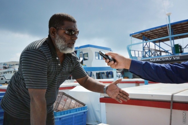 މަހަށް ނުކުމެ އުޅެނިކޮށް، މިދިޔަ އާދީއްތަ ދުވަހު ށ. ފޯކައިދޫ "މާކަރީ 7" ދޯނިން ހޮވި މާވަހަރާ ގުޅޭ ގޮތުން ދޯނީގެ ކައްޕި ވާހަކަ ދައްކަނީ- ސަން ފޮޓޯ/ ފަޔާޒު މޫސާ