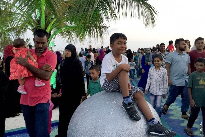 18 މާޗް 2016، ހުކުރު: ސުނާމީ ބިނާ މައިޒާން ބަލައިލުމަށް ހުކުރު ދުވަހު ގިނަ ބަޔަކުވަނީ އެސަރަހައްދަށް އެއްވެފައި-- ސަން ފޮޓޯ: އަހްމަދު މުޖްތަބާ
