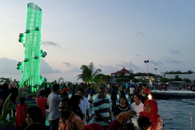 18 މާޗް 2016، ހުކުރު: ސުނާމީ ބިނާ މައިޒާން ބަލައިލުމަށް ހުކުރު ދުވަހު ގިނަ ބަޔަކުވަނީ އެސަރަހައްދަށް އެއްވެފައި-- ސަން ފޮޓޯ: އަހްމަދު މުޖްތަބާ