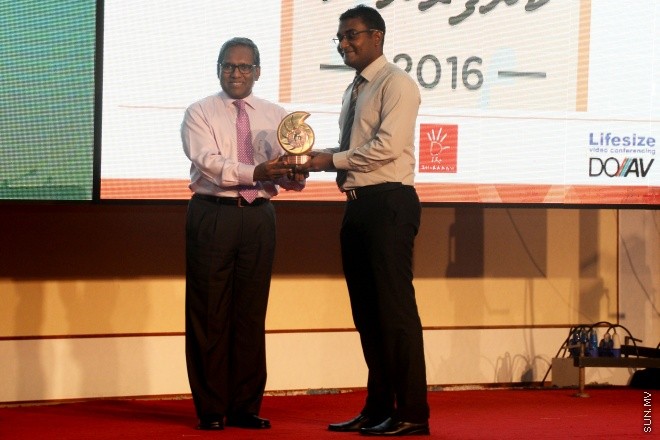 ރ. ވާދޫ ކައުންސިލަށް ލިބުނު ސިވިލް ސާވިސް އީޖާދީ އިނާމު ރައީސް ޑރ ވަހީދު ހަވާލު ކޮށްދެއްވަނީ -- ސަން ފޮޓޯ/މުހައްމަދު އަފްރާހު