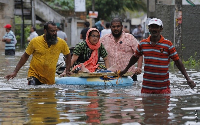 ބޯކޮށް ވާރޭ ވެހުމުގެ ސަބަބުން ލަންކާގަ މަގުތަކުގައި ފެންބޮޑުވެފައި -- ފޮޓޯ: އޭޕީ