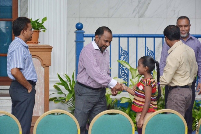 މެއި 28، 2016: ދިވެހިންގެ އާދަކާދައާ އެއްގޮތަށް ބާއްވަމުން އަންނަ މާހެފުން ޝަރުއީ ދާއިރާގެ ހުރިހާ މުވައްޒަފުންނާއި ފަނޑިޔާރުން އެއްވެގެން "ފަނޑިޔާރުގޭގެ މާހެފުން" ނަމުގައި ކުޑަކުދިންގެ ހަވީރަކާއެކު ބޭއްވުން -- ސަން ފޮޓޯ/ފަޔާޒު މޫސާ