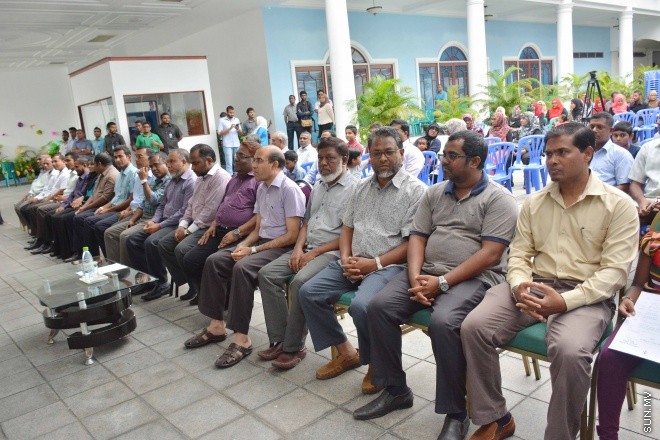 މެއި 28، 2016: ދިވެހިންގެ އާދަކާދައާ އެއްގޮތަށް ބާއްވަމުން އަންނަ މާހެފުން ޝަރުއީ ދާއިރާގެ ހުރިހާ މުވައްޒަފުންނާއި ފަނޑިޔާރުން އެއްވެގެން "ފަނޑިޔާރުގޭގެ މާހެފުން" ނަމުގައި ކުޑަކުދިންގެ ހަވީރަކާއެކު ބޭއްވުން -- ސަން ފޮޓޯ/ފަޔާޒު މޫސާ