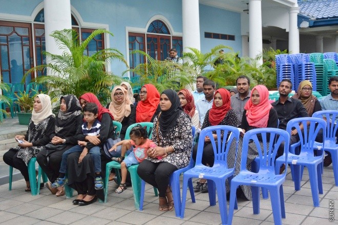 މެއި 28، 2016: ދިވެހިންގެ އާދަކާދައާ އެއްގޮތަށް ބާއްވަމުން އަންނަ މާހެފުން ޝަރުއީ ދާއިރާގެ ހުރިހާ މުވައްޒަފުންނާއި ފަނޑިޔާރުން އެއްވެގެން "ފަނޑިޔާރުގޭގެ މާހެފުން" ނަމުގައި ކުޑަކުދިންގެ ހަވީރަކާއެކު ބޭއްވުން -- ސަން ފޮޓޯ/ފަޔާޒު މޫސާ