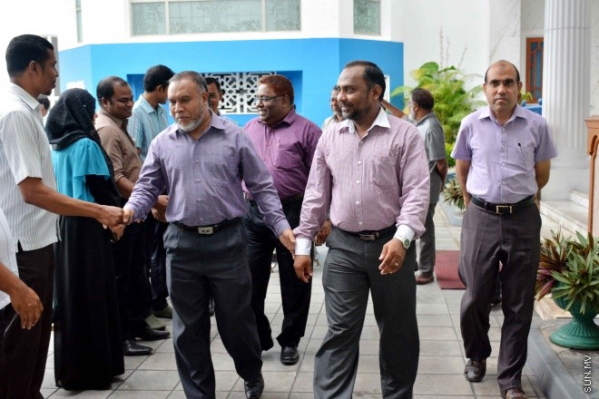 މެއި 28، 2016: ދިވެހިންގެ އާދަކާދައާ އެއްގޮތަށް ބާއްވަމުން އަންނަ މާހެފުން ޝަރުއީ ދާއިރާގެ ހުރިހާ މުވައްޒަފުންނާއި ފަނޑިޔާރުން އެއްވެގެން "ފަނޑިޔާރުގޭގެ މާހެފުން" ނަމުގައި ކުޑަކުދިންގެ ހަވީރަކާއެކު ބޭއްވުން -- ސަން ފޮޓޯ/ފަޔާޒު މޫސާ