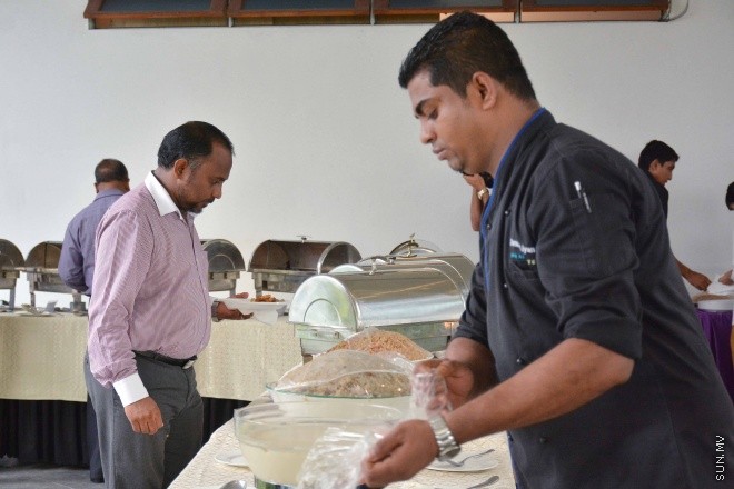 މެއި 28، 2016: ދިވެހިންގެ އާދަކާދައާ އެއްގޮތަށް ބާއްވަމުން އަންނަ މާހެފުން ޝަރުއީ ދާއިރާގެ ހުރިހާ މުވައްޒަފުންނާއި ފަނޑިޔާރުން އެއްވެގެން "ފަނޑިޔާރުގޭގެ މާހެފުން" ނަމުގައި ކުޑަކުދިންގެ ހަވީރަކާއެކު ބޭއްވުން -- ސަން ފޮޓޯ/ފަޔާޒު މޫސާ