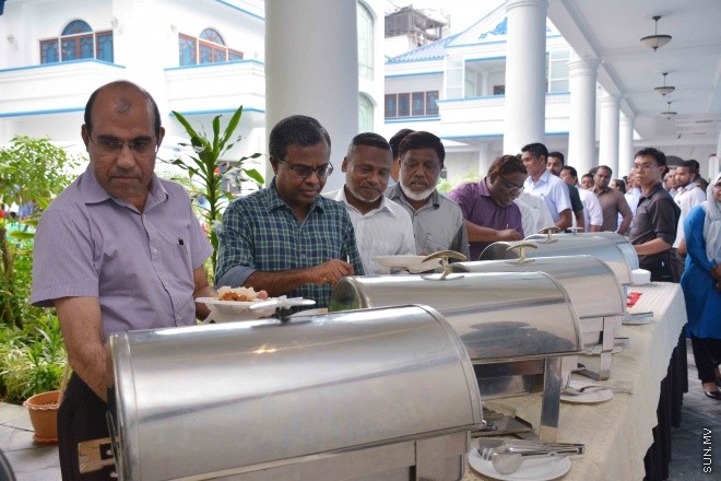 މެއި 28، 2016: ދިވެހިންގެ އާދަކާދައާ އެއްގޮތަށް ބާއްވަމުން އަންނަ މާހެފުން ޝަރުއީ ދާއިރާގެ ހުރިހާ މުވައްޒަފުންނާއި ފަނޑިޔާރުން އެއްވެގެން "ފަނޑިޔާރުގޭގެ މާހެފުން" ނަމުގައި ކުޑަކުދިންގެ ހަވީރަކާއެކު ބޭއްވުން -- ސަން ފޮޓޯ/ފަޔާޒު މޫސާ