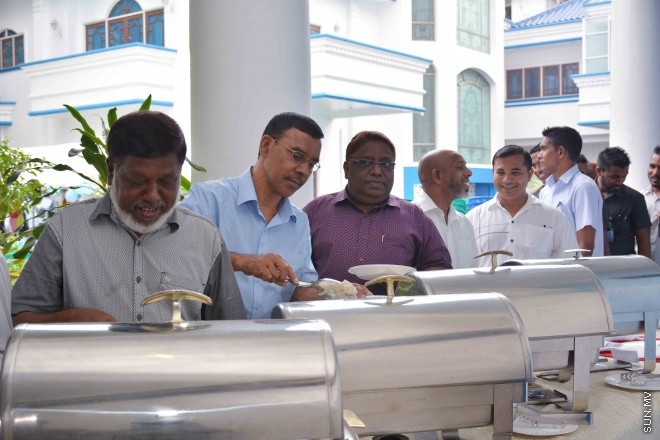 މެއި 28، 2016: ދިވެހިންގެ އާދަކާދައާ އެއްގޮތަށް ބާއްވަމުން އަންނަ މާހެފުން ޝަރުއީ ދާއިރާގެ ހުރިހާ މުވައްޒަފުންނާއި ފަނޑިޔާރުން އެއްވެގެން "ފަނޑިޔާރުގޭގެ މާހެފުން" ނަމުގައި ކުޑަކުދިންގެ ހަވީރަކާއެކު ބޭއްވުން -- ސަން ފޮޓޯ/ފަޔާޒު މޫސާ