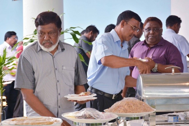 މެއި 28، 2016: ދިވެހިންގެ އާދަކާދައާ އެއްގޮތަށް ބާއްވަމުން އަންނަ މާހެފުން ޝަރުއީ ދާއިރާގެ ހުރިހާ މުވައްޒަފުންނާއި ފަނޑިޔާރުން އެއްވެގެން "ފަނޑިޔާރުގޭގެ މާހެފުން" ނަމުގައި ކުޑަކުދިންގެ ހަވީރަކާއެކު ބޭއްވުން -- ސަން ފޮޓޯ/ފަޔާޒު މޫސާ