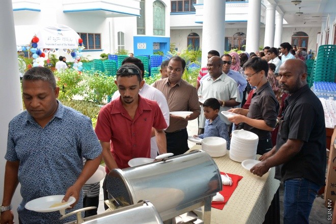 މެއި 28، 2016: ދިވެހިންގެ އާދަކާދައާ އެއްގޮތަށް ބާއްވަމުން އަންނަ މާހެފުން ޝަރުއީ ދާއިރާގެ ހުރިހާ މުވައްޒަފުންނާއި ފަނޑިޔާރުން އެއްވެގެން "ފަނޑިޔާރުގޭގެ މާހެފުން" ނަމުގައި ކުޑަކުދިންގެ ހަވީރަކާއެކު ބޭއްވުން -- ސަން ފޮޓޯ/ފަޔާޒު މޫސާ