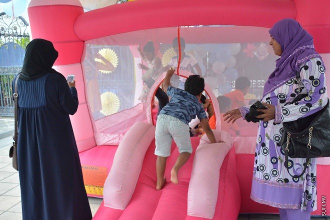 މެއި 28، 2016: ދިވެހިންގެ އާދަކާދައާ އެއްގޮތަށް ބާއްވަމުން އަންނަ މާހެފުން ޝަރުއީ ދާއިރާގެ ހުރިހާ މުވައްޒަފުންނާއި ފަނޑިޔާރުން އެއްވެގެން "ފަނޑިޔާރުގޭގެ މާހެފުން" ނަމުގައި ކުޑަކުދިންގެ ހަވީރަކާއެކު ބޭއްވުން -- ސަން ފޮޓޯ/ފަޔާޒު މޫސާ