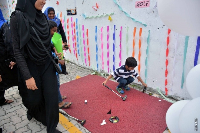 މެއި 28، 2016: ދިވެހިންގެ އާދަކާދައާ އެއްގޮތަށް ބާއްވަމުން އަންނަ މާހެފުން ޝަރުއީ ދާއިރާގެ ހުރިހާ މުވައްޒަފުންނާއި ފަނޑިޔާރުން އެއްވެގެން "ފަނޑިޔާރުގޭގެ މާހެފުން" ނަމުގައި ކުޑަކުދިންގެ ހަވީރަކާއެކު ބޭއްވުން -- ސަން ފޮޓޯ/ފަޔާޒު މޫސާ