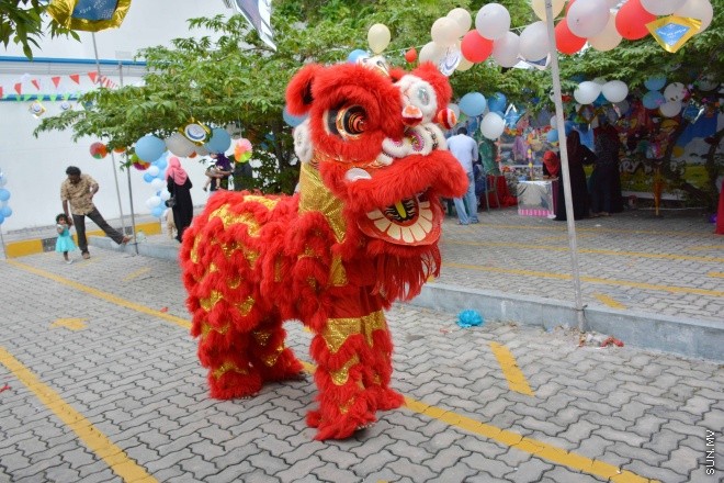 މެއި 28، 2016: ދިވެހިންގެ އާދަކާދައާ އެއްގޮތަށް ބާއްވަމުން އަންނަ މާހެފުން ޝަރުއީ ދާއިރާގެ ހުރިހާ މުވައްޒަފުންނާއި ފަނޑިޔާރުން އެއްވެގެން "ފަނޑިޔާރުގޭގެ މާހެފުން" ނަމުގައި ކުޑަކުދިންގެ ހަވީރަކާއެކު ބޭއްވުން -- ސަން ފޮޓޯ/ފަޔާޒު މޫސާ