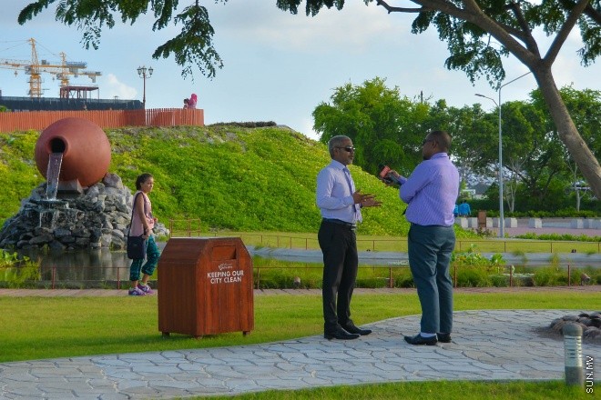 އެޗްޑީސީ މެނޭޖިން ޑިރެކްޓަރު ސައިމަން ސަން އަށް އިންޓަވިއު ދެއްވަނީ-- ސަން ފޮޓޯ: މުހައްމަދު އަފްރާހް