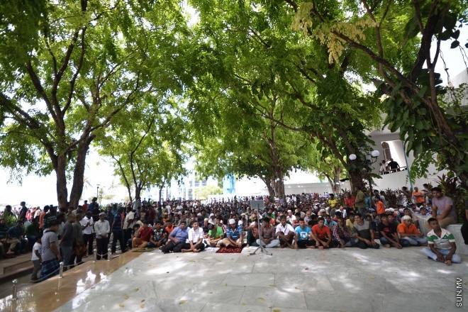 ޖޫން 10، 2016: ރޯދަ މަހުގެ ފުރަތަމަ ހުކުރު ނަމާދަށް އިސްލާމީ މަރުކަޒަަށް މީހުން ޖަމާވެފައި. އިސްލާމީ މަރުކަޒުގެ ބޭރުގެ 4200 އަކަ މީޓަރުގެ ސަރަހައްދެއްގައި މާބުލް ޖަހާފައި ވަނީ 16 ދުވަހުން. އިސްލާމީ މަރުކަޒުގެ ހަރިންމަ ބޮޑުކޮށް ނަމާދު ކުރެވޭ ޖަގާ ބޮޑުކުރުމުން އެއްފަހަރާ 20،000 މީހުންނަށް ނަމާދު ކުރެވޭނެ-- ސަން ފޮޓޯ/ ފަޔާޒު މޫސާ