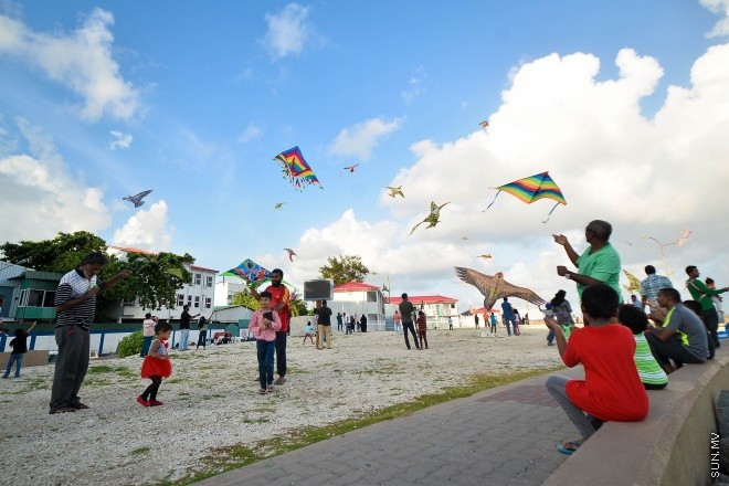 ހަވީރުގެ ހިތްގައިމު ވަގުތު އުސްފަސްގަނޑުގައި ބަޔަކު މަޑި އަރުވަނީ: ރޯދަ މަހު މަޑި އެރުވުމަށް ގިނަ ބަޔަކު މާލޭގެ ހުސްބިންތަކަށް ޖަމާވޭ --ސަން ފޮޓޯ/ މުހަންމަދު އަފްރާހް