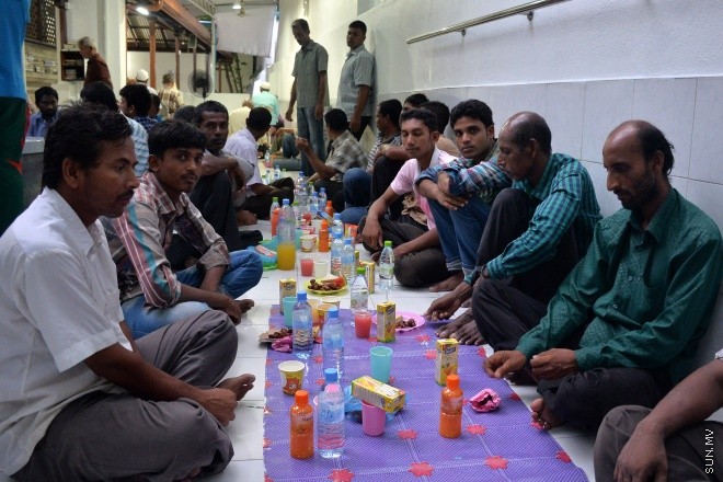 މާލޭގެ މިސްކިތެއްގައި ރޯދަ ވީއްލަން ބަޔަކު ތައްޔާރު ވަނީ: ރަމަޟާން މަހު މިސްކިތްތަކައް ރޯދަ ވީއްލަންދާ މީހުންގެ ތެރެއިން ގިނަނީ ބިދޭސީންނެ --- ސަން ފޮޓޯ/ މުހައްމަދު އަފްރާހް