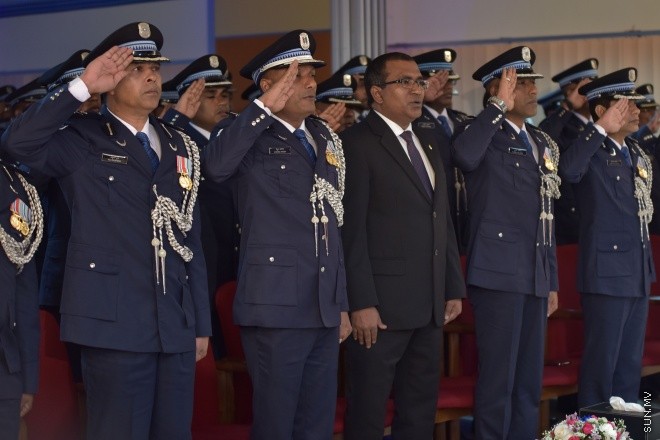 23 ޖުލައި 2016: ފުލުހުންގެ މެމޯރިއަލްޑޭ ފާހަގަކުރުމަށް މިރޭ އިސްކަންދަރު ކޮށީގައި ބޭއްވި ރަސްމިއްޔާތުގެ ތެރެއިން -- ސަން ފޮޓޯ/ މުހައްމަދު އަފްރާހް
