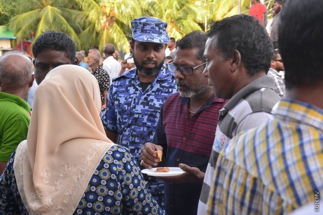 ޖުލައި 29، 2016: އިދިކޮޅު އިއްތިހާދުން އެމްޑީޕީ ހަރުގެ ކުރިމަތީ ބޭއްވި ސައިފޮދަށް ފުލުހުން ހުރަސް އެޅުން: ފުލުހުން ވަނީ އެކަމުގައި ބޭނުން ކުރަމުން ދިޔަ މޭޒުތައް ގެންގޮސްފައި--- ސަން ފޮޓޯ/ މުހައްމަދު އަފްރާހް