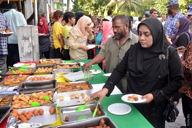 ޖުލައި 29، 2016: އިދިކޮޅު އިއްތިހާދުން އެމްޑީޕީ ހަރުގެ ކުރިމަތީ ބޭއްވި ސައިފޮދަށް ފުލުހުން ހުރަސް އެޅުން: ފުލުހުން ވަނީ އެކަމުގައި ބޭނުން ކުރަމުން ދިޔަ މޭޒުތައް ގެންގޮސްފައި--- ސަން ފޮޓޯ/ މުހައްމަދު އަފްރާހް