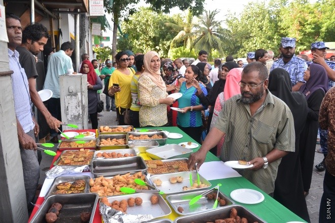 ޖުލައި 29، 2016: އިދިކޮޅު އިއްތިހާދުން އެމްޑީޕީ ހަރުގެ ކުރިމަތީ ބޭއްވި ސައިފޮދަށް ފުލުހުން ހުރަސް އެޅުން: ފުލުހުން ވަނީ އެކަމުގައި ބޭނުން ކުރަމުން ދިޔަ މޭޒުތައް ގެންގޮސްފައި--- ސަން ފޮޓޯ/ މުހައްމަދު އަފްރާހް