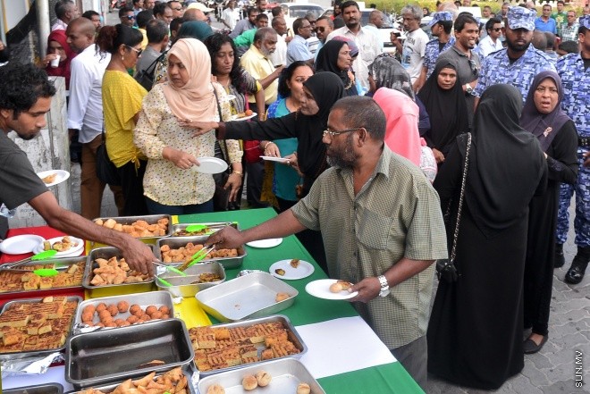 ޖުލައި 29، 2016: އިދިކޮޅު އިއްތިހާދުން އެމްޑީޕީ ހަރުގެ ކުރިމަތީ ބޭއްވި ސައިފޮދަށް ފުލުހުން ހުރަސް އެޅުން: ފުލުހުން ވަނީ އެކަމުގައި ބޭނުން ކުރަމުން ދިޔަ މޭޒުތައް ގެންގޮސްފައި--- ސަން ފޮޓޯ/ މުހައްމަދު އަފްރާހް