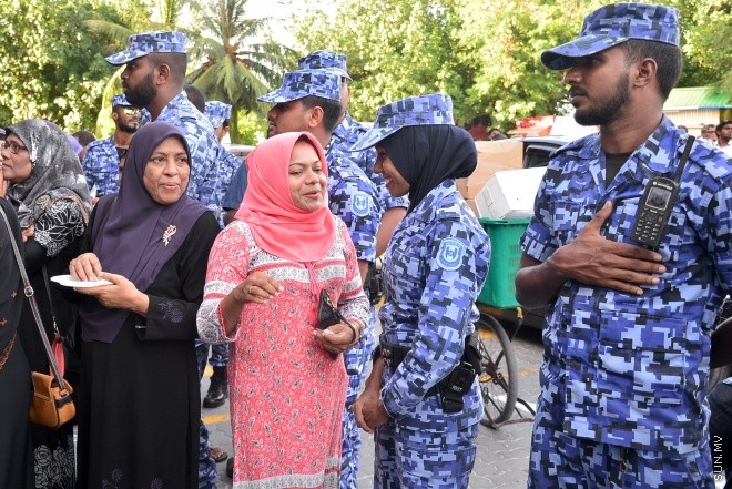 ޖުލައި 29، 2016: އިދިކޮޅު އިއްތިހާދުން އެމްޑީޕީ ހަރުގެ ކުރިމަތީ ބޭއްވި ސައިފޮދަށް ފުލުހުން ހުރަސް އެޅުން: ފުލުހުން ވަނީ އެކަމުގައި ބޭނުން ކުރަމުން ދިޔަ މޭޒުތައް ގެންގޮސްފައި--- ސަން ފޮޓޯ/ މުހައްމަދު އަފްރާހް