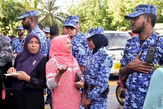 ޖުލައި 29، 2016: އިދިކޮޅު އިއްތިހާދުން އެމްޑީޕީ ހަރުގެ ކުރިމަތީ ބޭއްވި ސައިފޮދަށް ފުލުހުން ހުރަސް އެޅުން: ފުލުހުން ވަނީ އެކަމުގައި ބޭނުން ކުރަމުން ދިޔަ މޭޒުތައް ގެންގޮސްފައި--- ސަން ފޮޓޯ/ މުހައްމަދު އަފްރާހް