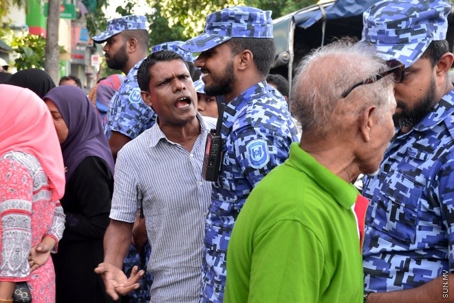 ޖުލައި 29، 2016: އިދިކޮޅު އިއްތިހާދުން އެމްޑީޕީ ހަރުގެ ކުރިމަތީ ބޭއްވި ސައިފޮދަށް ފުލުހުން ހުރަސް އެޅުން: ފުލުހުން ވަނީ އެކަމުގައި ބޭނުން ކުރަމުން ދިޔަ މޭޒުތައް ގެންގޮސްފައި--- ސަން ފޮޓޯ/ މުހައްމަދު އަފްރާހް