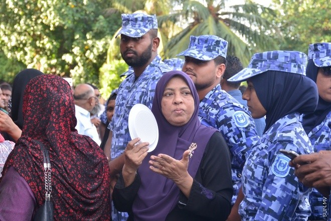 ޖުލައި 29، 2016: އިދިކޮޅު އިއްތިހާދުން އެމްޑީޕީ ހަރުގެ ކުރިމަތީ ބޭއްވި ސައިފޮދަށް ފުލުހުން ހުރަސް އެޅުން: ފުލުހުން ވަނީ އެކަމުގައި ބޭނުން ކުރަމުން ދިޔަ މޭޒުތައް ގެންގޮސްފައި--- ސަން ފޮޓޯ/ މުހައްމަދު އަފްރާހް