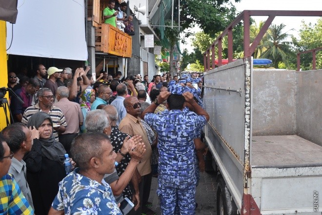 ޖުލައި 29، 2016: އިދިކޮޅު އިއްތިހާދުން އެމްޑީޕީ ހަރުގެ ކުރިމަތީ ބޭއްވި ސައިފޮދަށް ފުލުހުން ހުރަސް އެޅުން: ފުލުހުން ވަނީ އެކަމުގައި ބޭނުން ކުރަމުން ދިޔަ މޭޒުތައް ގެންގޮސްފައި--- ސަން ފޮޓޯ/ މުހައްމަދު އަފްރާހް