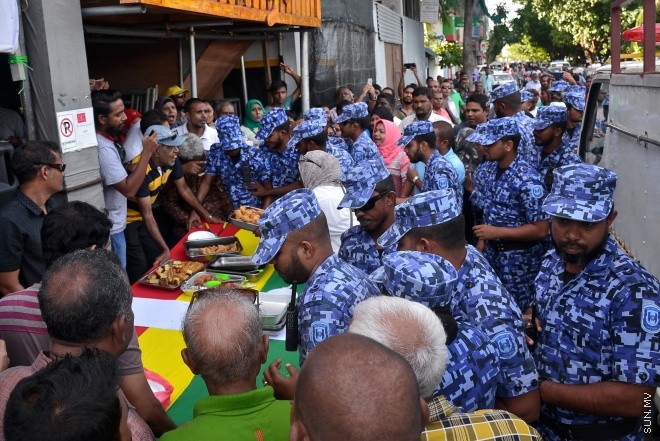 ޖުލައި 29، 2016: އިދިކޮޅު އިއްތިހާދުން އެމްޑީޕީ ހަރުގެ ކުރިމަތީ ބޭއްވި ސައިފޮދަށް ފުލުހުން ހުރަސް އެޅުން: ފުލުހުން ވަނީ އެކަމުގައި ބޭނުން ކުރަމުން ދިޔަ މޭޒުތައް ގެންގޮސްފައި--- ސަން ފޮޓޯ/ މުހައްމަދު އަފްރާހް