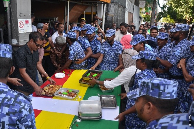 ޖުލައި 29، 2016: އިދިކޮޅު އިއްތިހާދުން އެމްޑީޕީ ހަރުގެ ކުރިމަތީ ބޭއްވި ސައިފޮދަށް ފުލުހުން ހުރަސް އެޅުން: ފުލުހުން ވަނީ އެކަމުގައި ބޭނުން ކުރަމުން ދިޔަ މޭޒުތައް ގެންގޮސްފައި--- ސަން ފޮޓޯ/ މުހައްމަދު އަފްރާހް