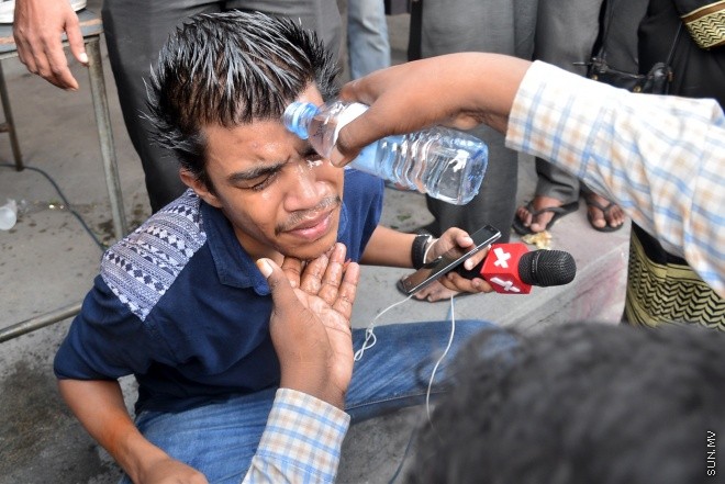 ޖުލައި 29، 2016: އިދިކޮޅު އިއްތިހާދުން އެމްޑީޕީ ހަރުގެ ކުރިމަތީ ބޭއްވި ސައިފޮދަށް ފުލުހުން ހުރަސް އެޅުން: ފުލުހުން ވަނީ އެކަމުގައި ބޭނުން ކުރަމުން ދިޔަ މޭޒުތައް ގެންގޮސްފައި--- ސަން ފޮޓޯ/ މުހައްމަދު އަފްރާހް