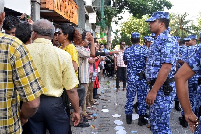 ޖުލައި 29، 2016: އިދިކޮޅު އިއްތިހާދުން އެމްޑީޕީ ހަރުގެ ކުރިމަތީ ބޭއްވި ސައިފޮދަށް ފުލުހުން ހުރަސް އެޅުން: ފުލުހުން ވަނީ އެކަމުގައި ބޭނުން ކުރަމުން ދިޔަ މޭޒުތައް ގެންގޮސްފައި--- ސަން ފޮޓޯ/ މުހައްމަދު އަފްރާހް