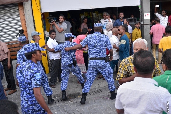 ޖުލައި 29، 2016: އިދިކޮޅު އިއްތިހާދުން އެމްޑީޕީ ހަރުގެ ކުރިމަތީ ބޭއްވި ސައިފޮދަށް ފުލުހުން ހުރަސް އެޅުން: ފުލުހުން ވަނީ އެކަމުގައި ބޭނުން ކުރަމުން ދިޔަ މޭޒުތައް ގެންގޮސްފައި--- ސަން ފޮޓޯ/ މުހައްމަދު އަފްރާހް