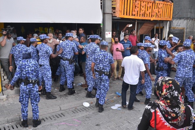 ޖުލައި 29، 2016: އިދިކޮޅު އިއްތިހާދުން އެމްޑީޕީ ހަރުގެ ކުރިމަތީ ބޭއްވި ސައިފޮދަށް ފުލުހުން ހުރަސް އެޅުން: ފުލުހުން ވަނީ އެކަމުގައި ބޭނުން ކުރަމުން ދިޔަ މޭޒުތައް ގެންގޮސްފައި--- ސަން ފޮޓޯ/ މުހައްމަދު އަފްރާހް