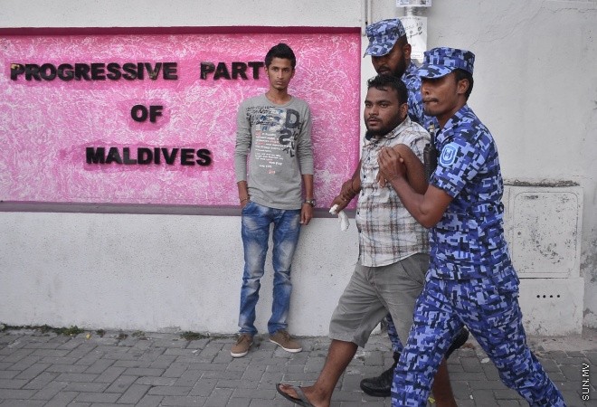 ޖުލައި 29، 2016: އިދިކޮޅު އިއްތިހާދުން އެމްޑީޕީ ހަރުގެ ކުރިމަތީ ބޭއްވި ސައިފޮދަށް ފުލުހުން ހުރަސް އެޅުން: ފުލުހުން ވަނީ އެކަމުގައި ބޭނުން ކުރަމުން ދިޔަ މޭޒުތައް ގެންގޮސްފައި--- ސަން ފޮޓޯ/ މުހައްމަދު އަފްރާހް